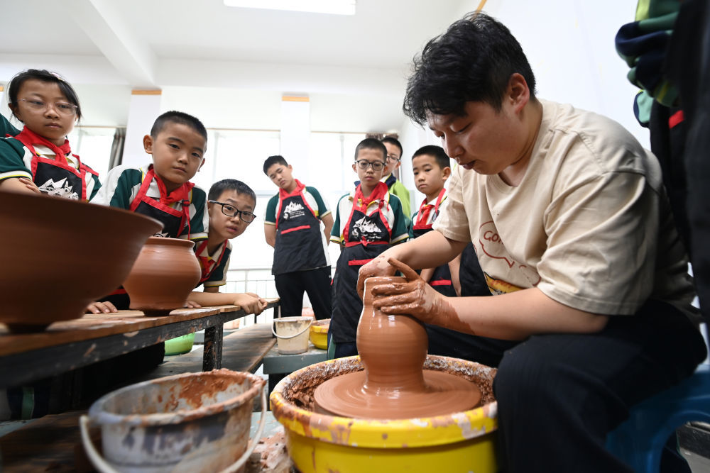 广东家陶有限公司，传承与创新陶艺的典范