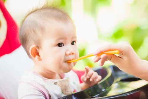 婴儿辅食添加，三个月宝宝能吃什么？